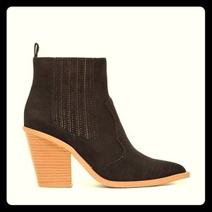 BRAND NEW 🌻Western booties🌻